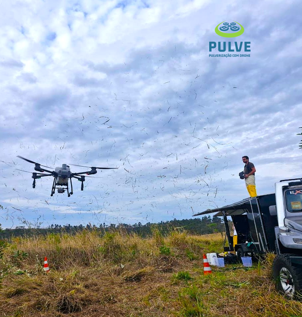 Drone agrícola em operação no campo