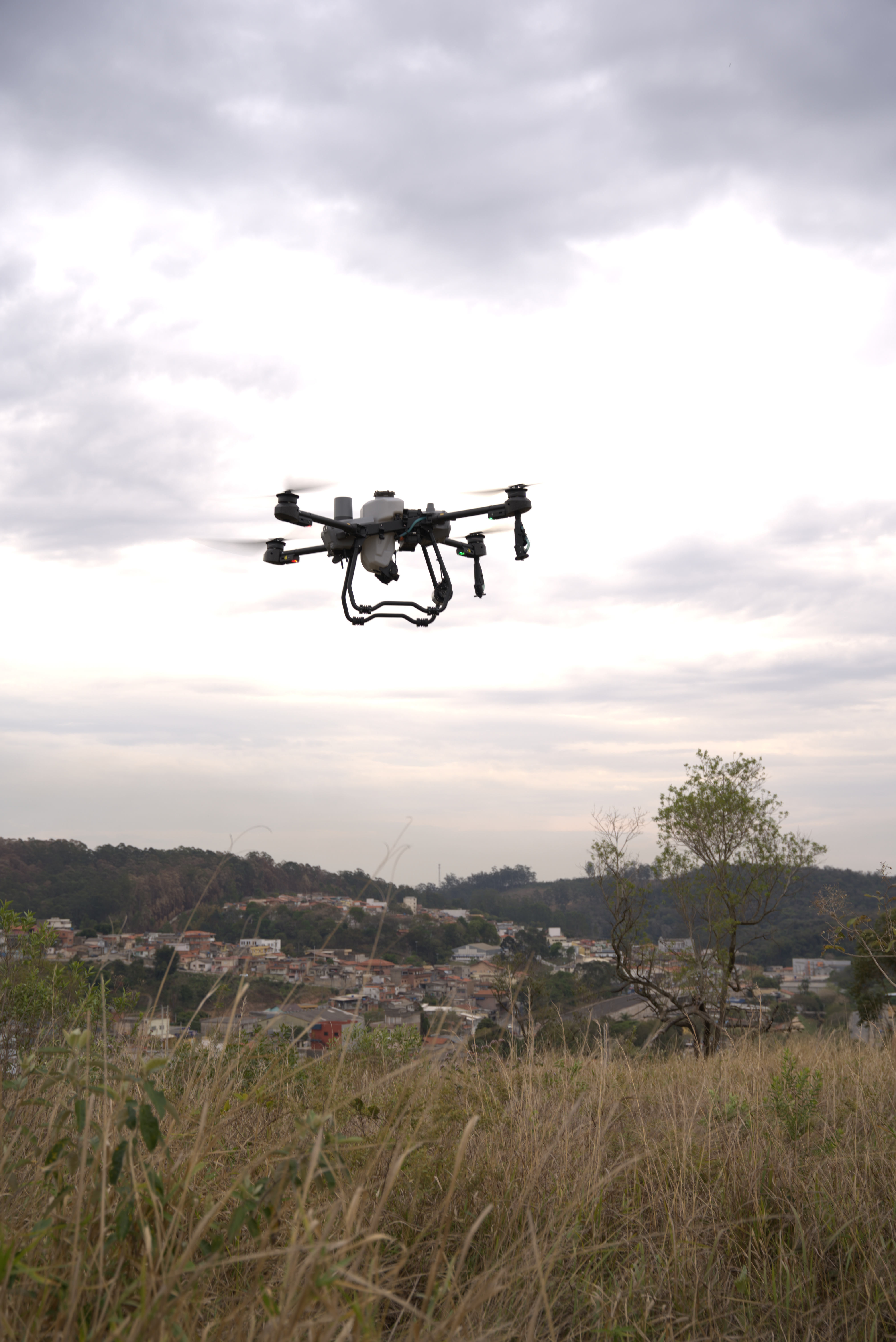 Drone pulverizando lavoura